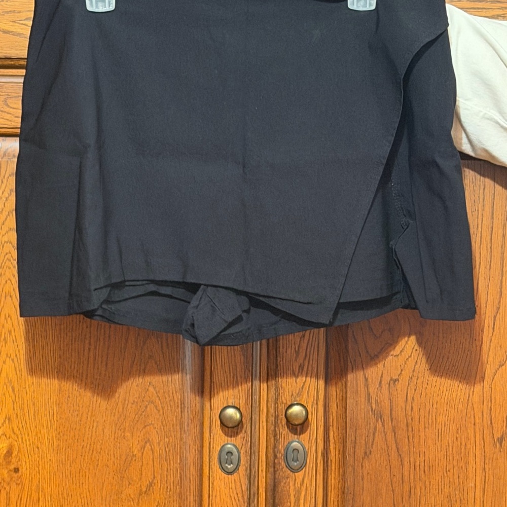 ARULA Black Skort